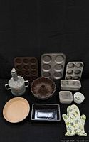 Full lot overview displaying all bakeware and accessories