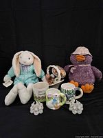 Overview of plush toys, mugs, figurines, basket with eggs