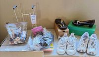 Overall lot showing shoes, stocking donner, shoelaces and accessories