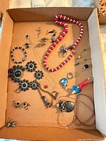 Overview of jewellery pieces in box