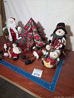 Full lot overview on tabletop showing all seven decorative items