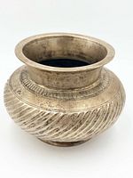 Side view showing ribbed body and etched shoulder