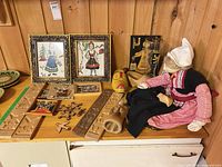 overview of all Dutch souvenirs on shelf