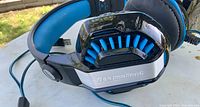 Left ear cup showing Beexcellent logo and blue accent fins