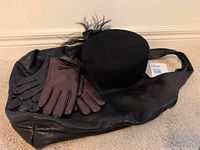 Overall view of gloves, tote bag and hat