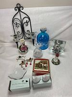 overview of all decorative items in lot