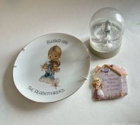 Front view of plate, magnet, snow globe