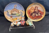 Full lot: two cat plates and three cat figurines on stand