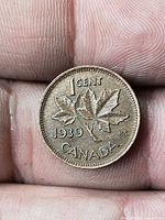 Reverse of 1939 Canadian 1-cent coin showing maple leaves and date