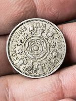 Reverse of 1956 two shillings coin showing Tudor rose and date