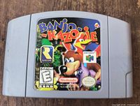 Front view showing Banjo-Kazooie label and logos