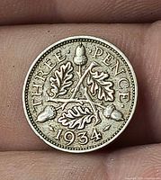Reverse of 1934 three pence coin with oak leaves, acorns and date