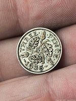 Reverse of 1935 silver threepence showing oak sprig and acorns