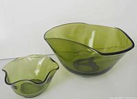 Large Anchor Hocking bowl and smaller wavy bowl side by side