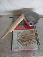 Lot overview with cooling grid packaging, rolling pin, springform pan