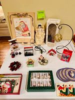 Overall lot on table showing all Christmas décor pieces