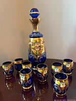 Complete set on display: decanter with stopper and eight glasses