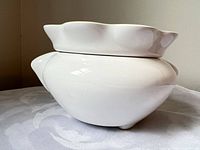 Side view of assembled pot and lid