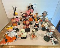 Overview of all figurines on tray
