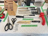Overview of knives, scissors, honing rod, whetstone, pull-through sharpener and wooden block