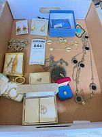 Overview of all jewelry pieces in lot