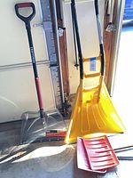 Overall view: clear shovel, yellow pusher, red scoop