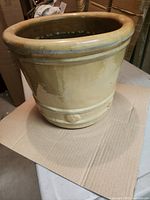 Planter exterior showing glaze and decorative band