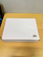 Closed white carton containing the lot