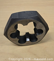 Front view showing cutting flutes and markings