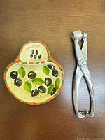 Bowl front and metal pitter side by side