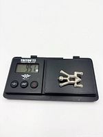 Brooch on scale showing 9.51 g weight