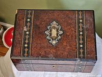 Closed box top view showing veneer pattern and inlay