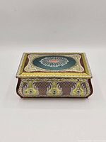 Closed box showing lid design