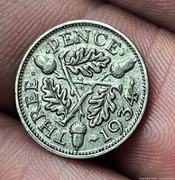 Reverse of 1934 threepence showing oak leaves/acorns