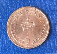 Reverse of 1975 half new penny coin showing crown and denomination