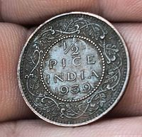 Reverse of 1939 ½ Pice India coin showing denomination, wreath and date