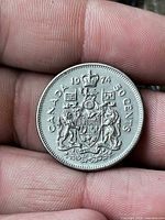 Reverse of 1974 Canada 50-cent coin showing coat of arms