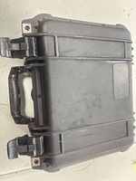 Closed case top and handle