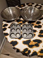 Full lot view showing both bowls and both pans