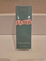 Front view of sealed La Mer The Lifting Contour Serum box