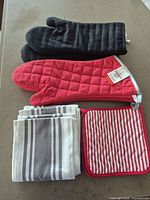Overview of all mitts, potholder and towels