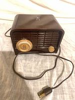 Front view showing Bakelite cabinet, tuning dial, knob, cord