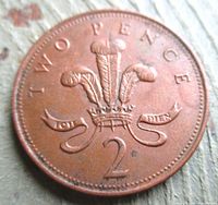 Reverse of 1999 UK 2 pence coin showing feathers design and denomination