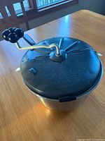 Closed popper showing lid, handle and exterior