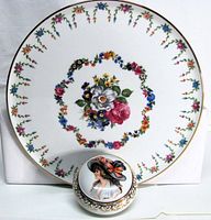 Front view of charger and trinket box showing decoration