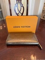 Wallet front with presentation box