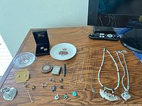 Full lot overview on wooden table