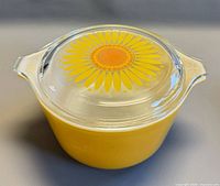 Top view showing Daisy pattern on lid