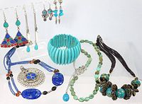 Overview of all jewelry pieces on display stand