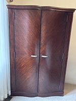 front view of closed wardrobe showing finish and handles